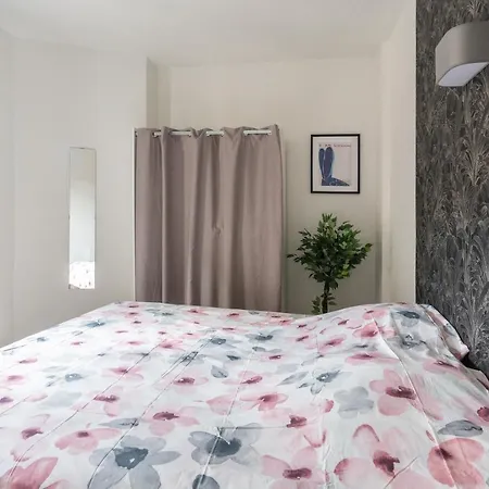 Charming And Bright Next To M12 Front Populaire Apartament